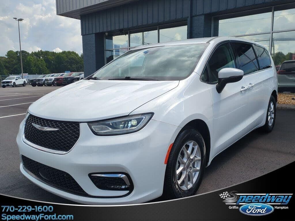 2023 Chrysler Pacifica Touring L — photo 1 of 14