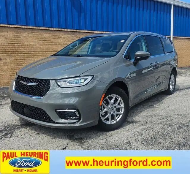 2023 Chrysler Pacifica Touring L — photo 1 of 13