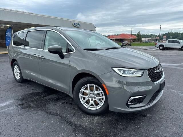 2023 Chrysler Pacifica Touring L — photo 1 of 39