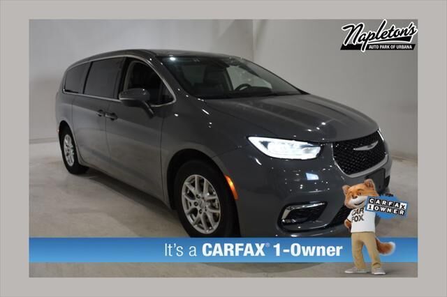 2023 Chrysler Pacifica Touring L — photo 1 of 19