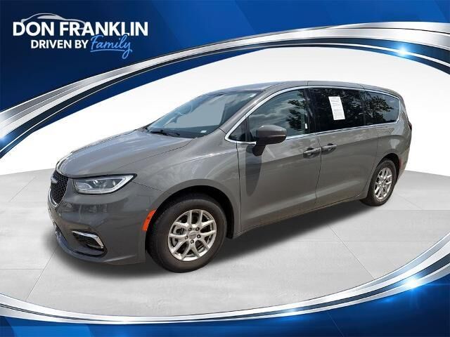 2023 Chrysler Pacifica Touring L — photo 1 of 13