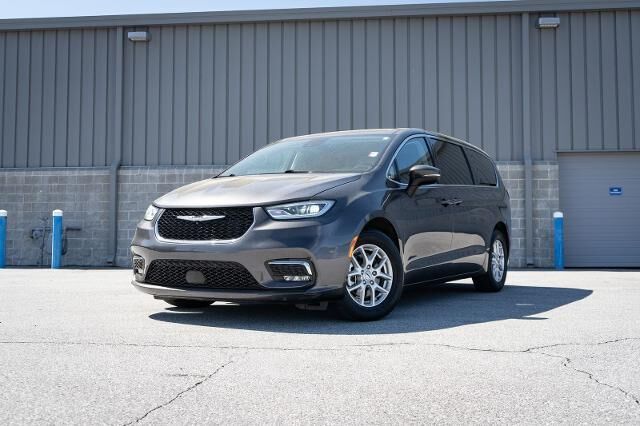 2023 Chrysler Pacifica Touring L — photo 1 of 2