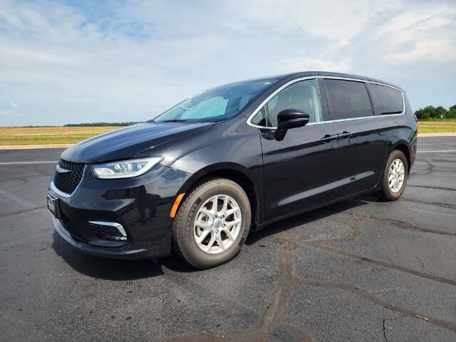 2023 Chrysler Pacifica Touring L — photo 1 of 13