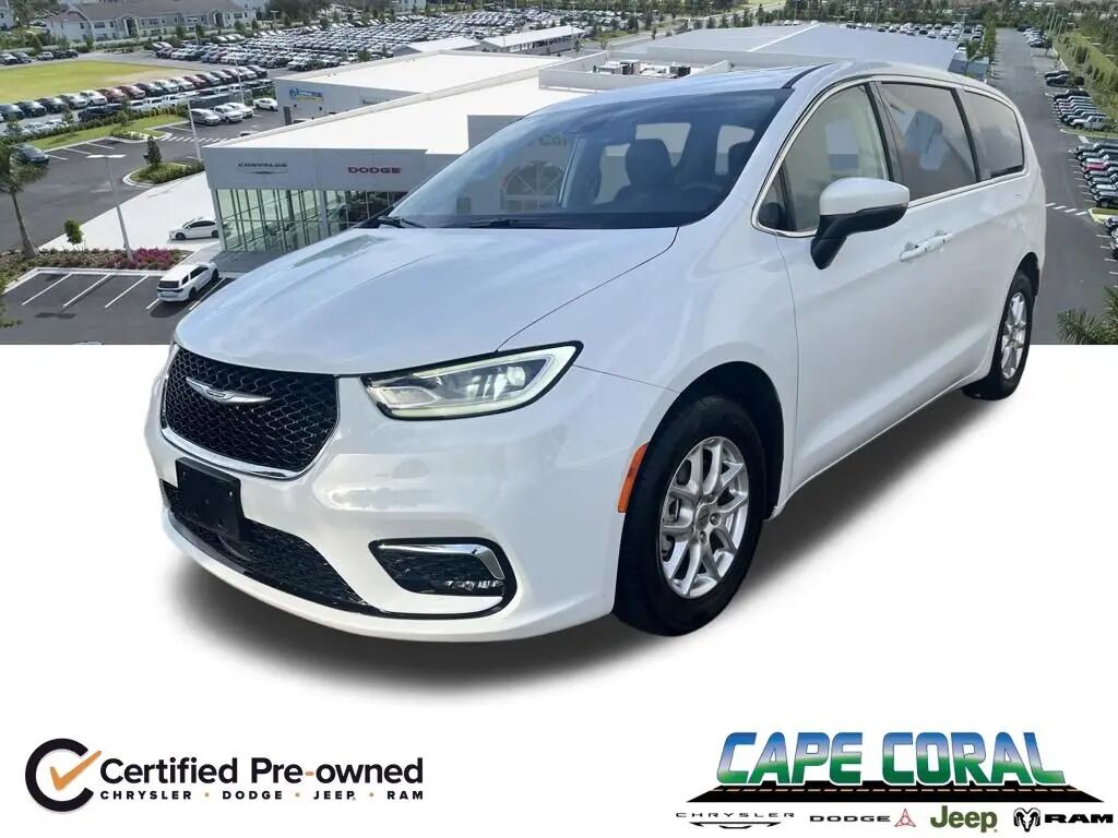 2023 Chrysler Pacifica Touring L — photo 1 of 12