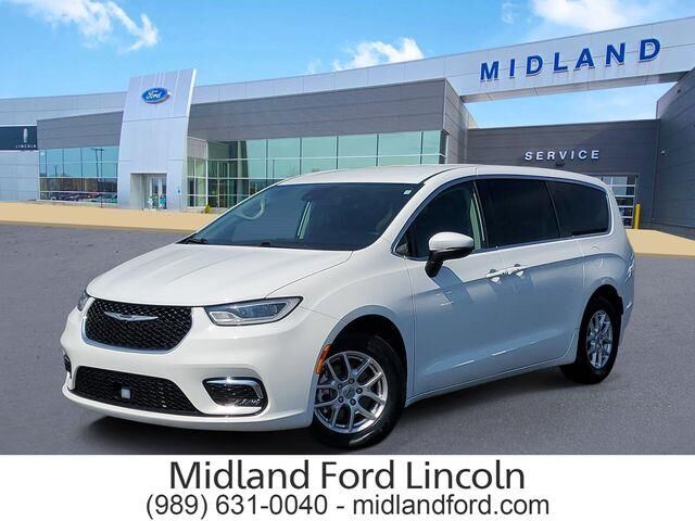 2023 Chrysler Pacifica Touring L — photo 1 of 26