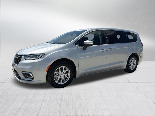 2023 Chrysler Pacifica Touring L — photo 1 of 12