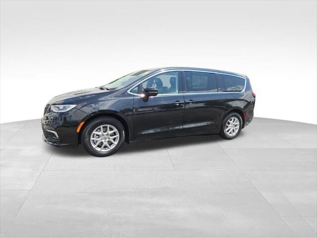 2023 Chrysler Pacifica Touring L — photo 1 of 6