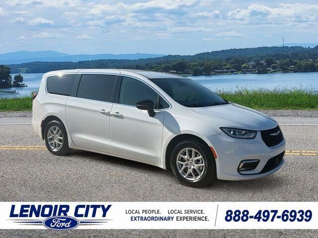 2024 Chrysler Pacifica Touring L — photo 1 of 27
