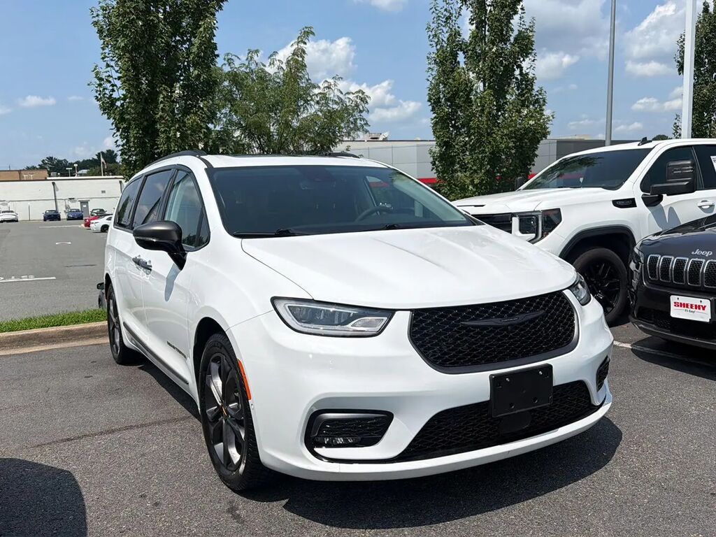 2024 Chrysler Pacifica Touring L — photo 1 of 37