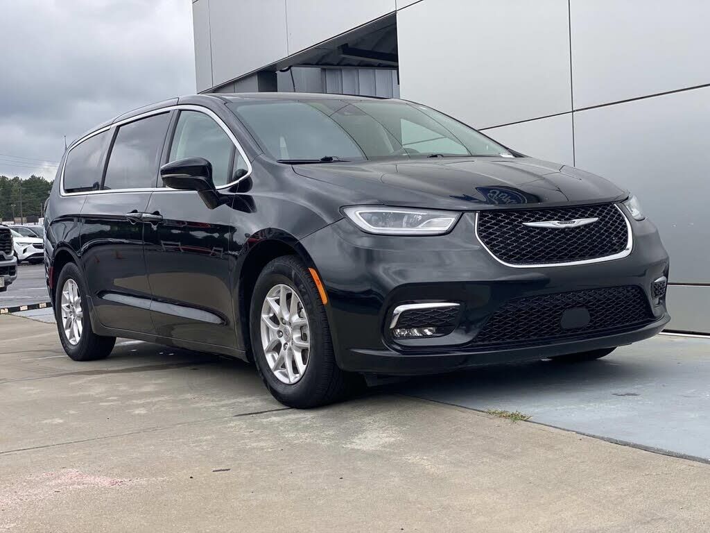 2024 Chrysler Pacifica Touring L — photo 1 of 1