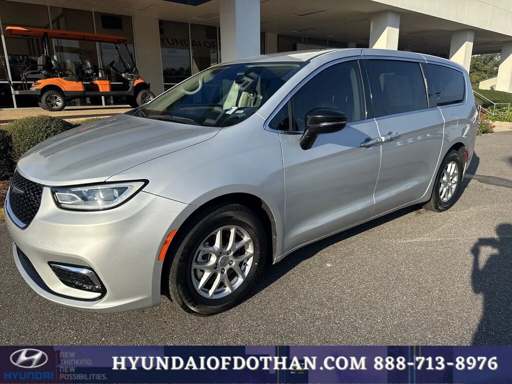 2024 Chrysler Pacifica Touring L — photo 1 of 13