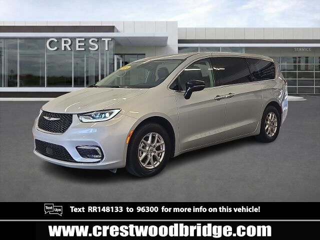 2024 Chrysler Pacifica Touring L — photo 1 of 27