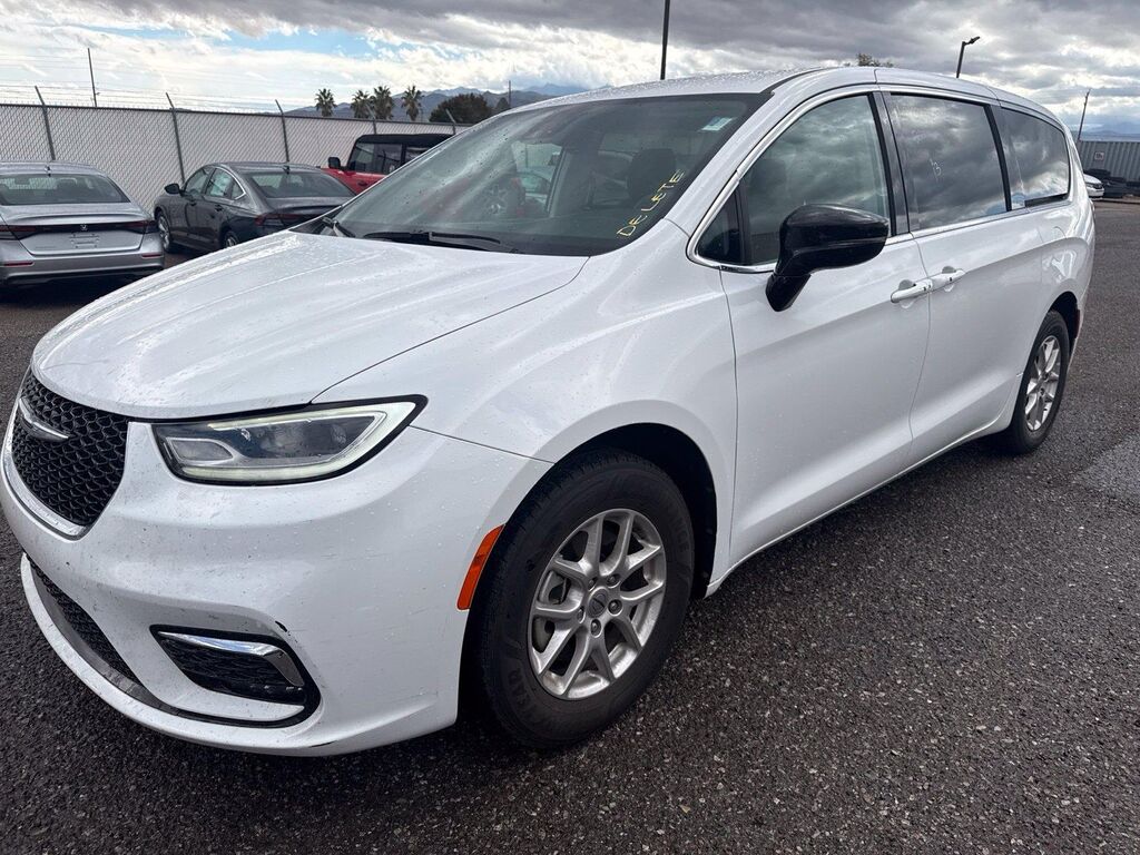 2024 Chrysler Pacifica Touring L — photo 1 of 13