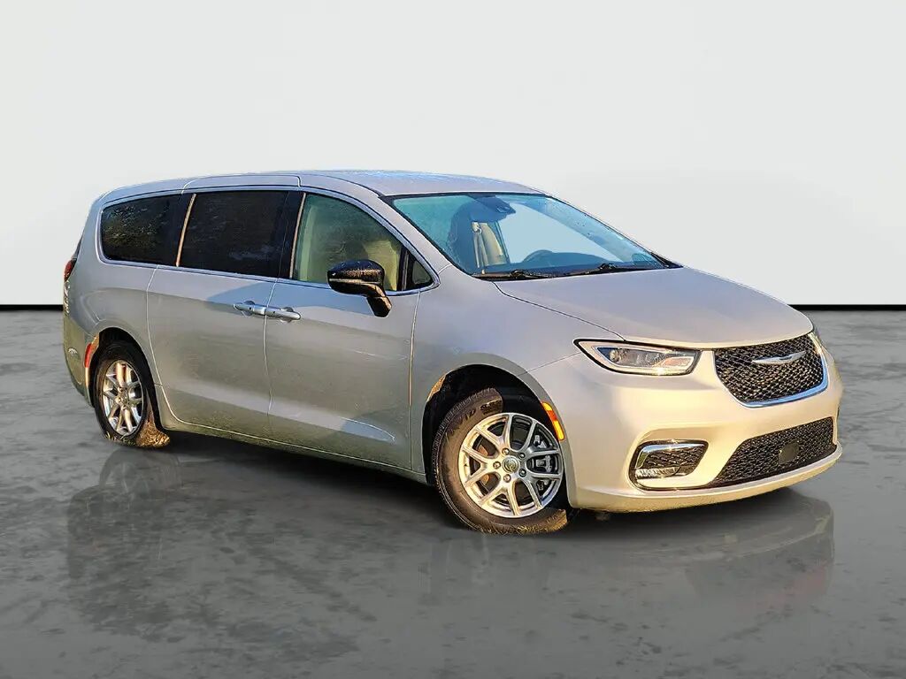 2024 Chrysler Pacifica Touring L — photo 1 of 13