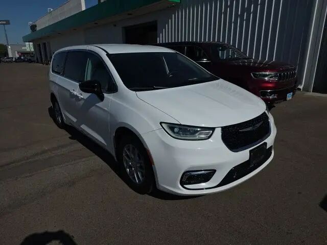 2024 Chrysler Pacifica Touring L — photo 1 of 44