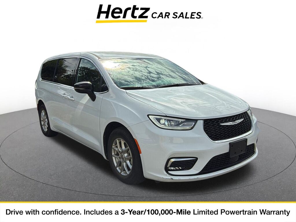 2025 Chrysler Pacifica Select — photo 1 of 11