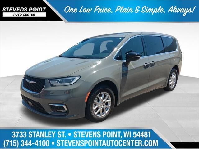 2025 Chrysler Pacifica Select — photo 1 of 11