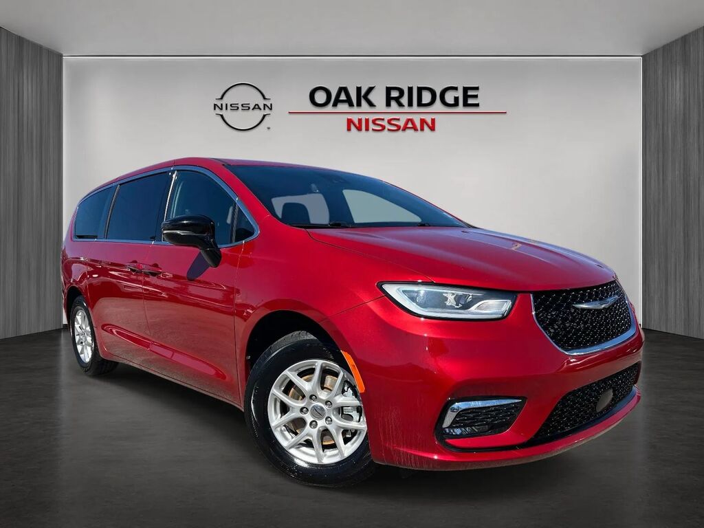 2025 Chrysler Pacifica Select — photo 1 of 13