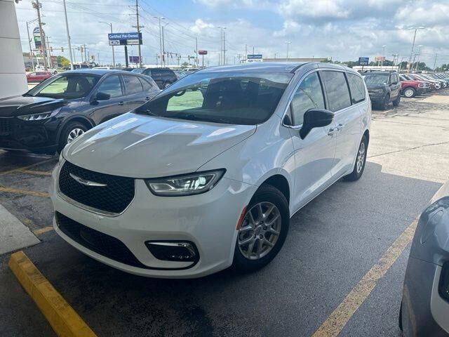 2025 Chrysler Pacifica Select — photo 1 of 18