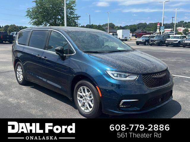 2025 Chrysler Pacifica Select — photo 1 of 13