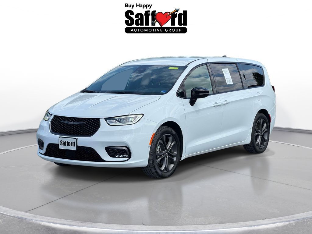 2026 Chrysler Pacifica Select — photo 1 of 13