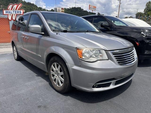 2016 Chrysler Town and Country Touring — photo 1 of 13