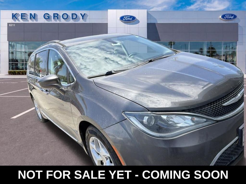 2017 Chrysler Pacifica Touring-L — photo 1 of 1