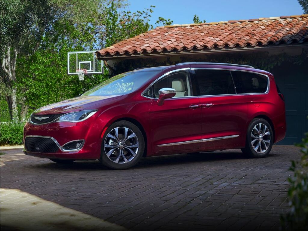 2018 Chrysler Pacifica Touring L — photo 1 of 11