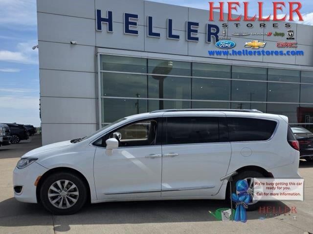 2019 Chrysler Pacifica Touring L — photo 1 of 4