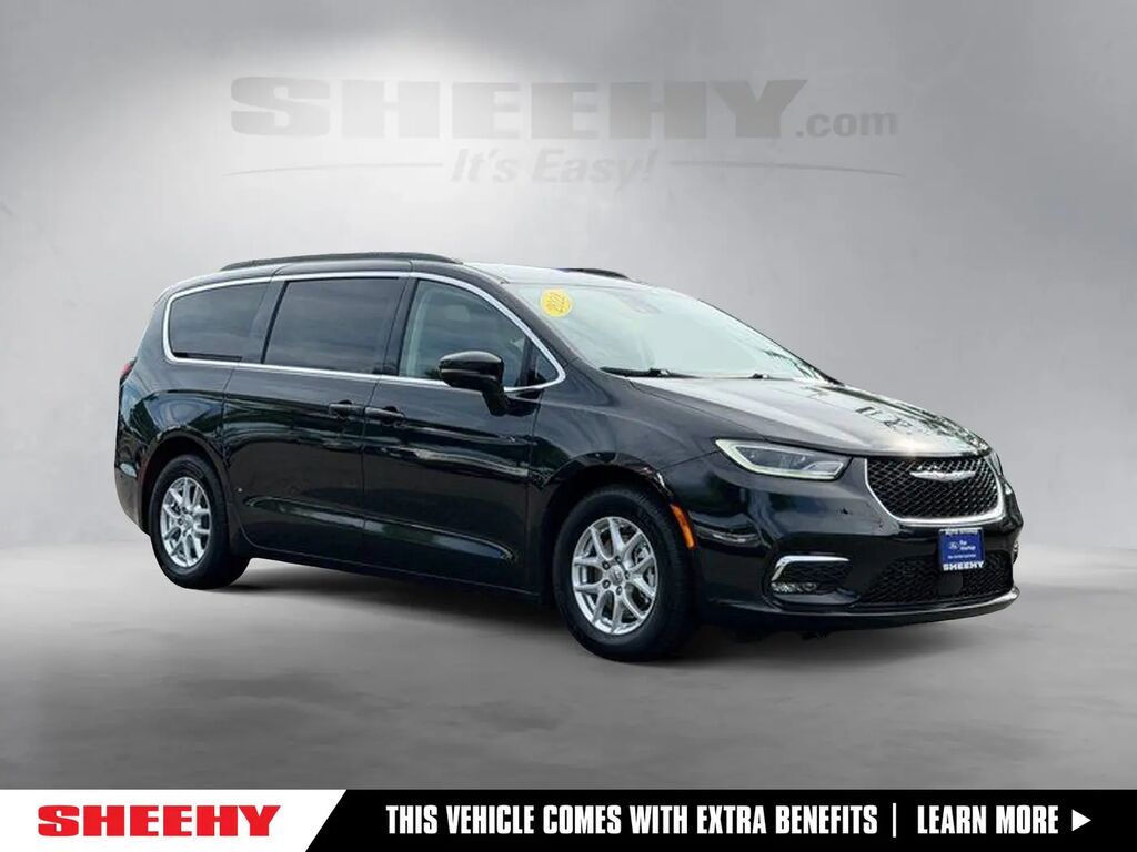 2022 Chrysler Pacifica Touring L — photo 1 of 10