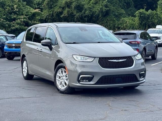 2023 Chrysler Pacifica Touring L — photo 1 of 26