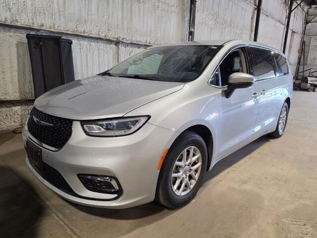 2023 Chrysler Pacifica Touring L — photo 1 of 11