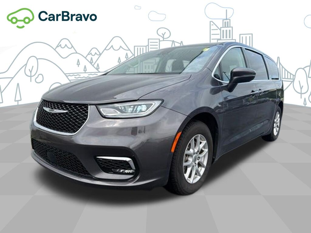2023 Chrysler Pacifica Touring L — photo 1 of 6