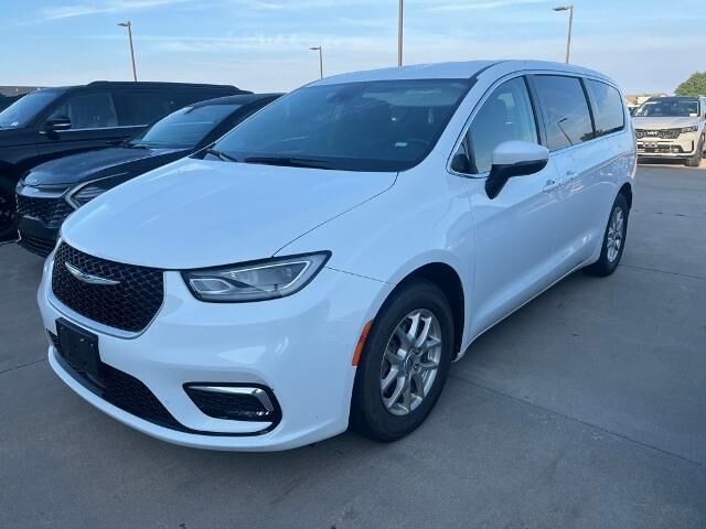 2023 Chrysler Pacifica Touring L — photo 1 of 26