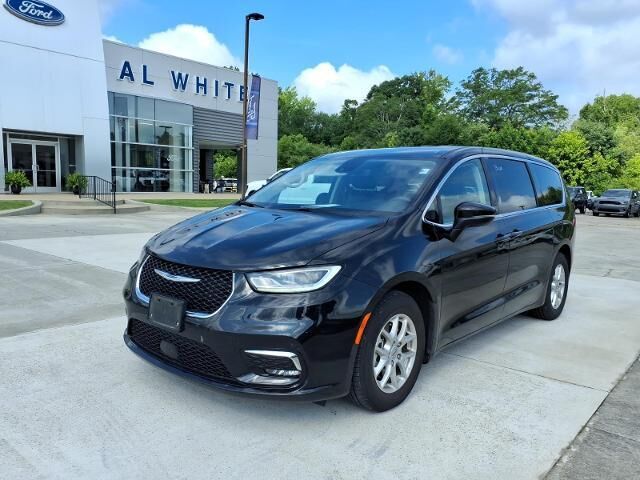 2023 Chrysler Pacifica Touring L — photo 1 of 13
