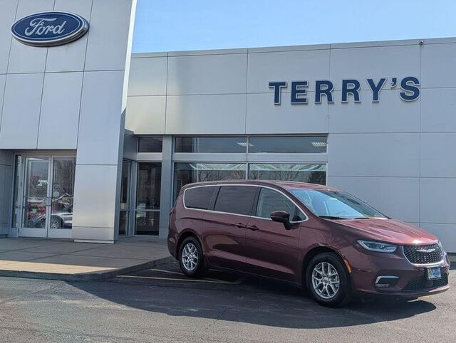 2023 Chrysler Pacifica Touring L — photo 1 of 1