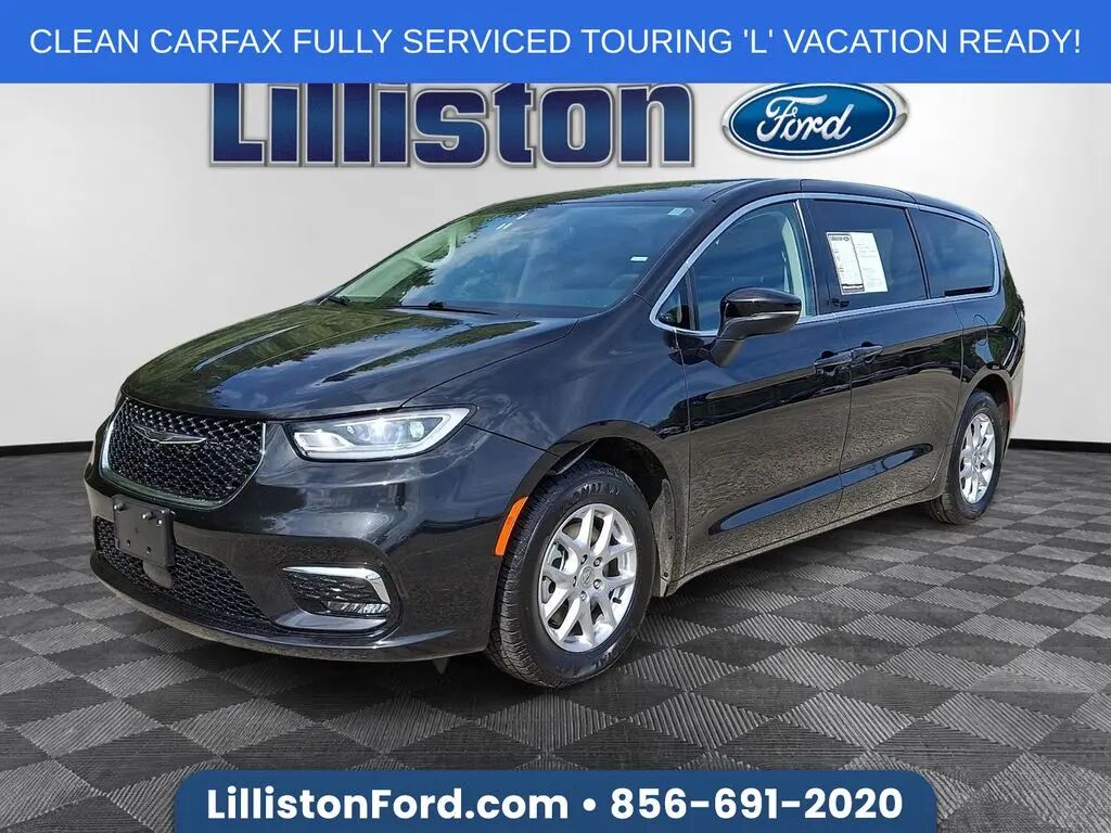 2023 Chrysler Pacifica Touring L — photo 1 of 13