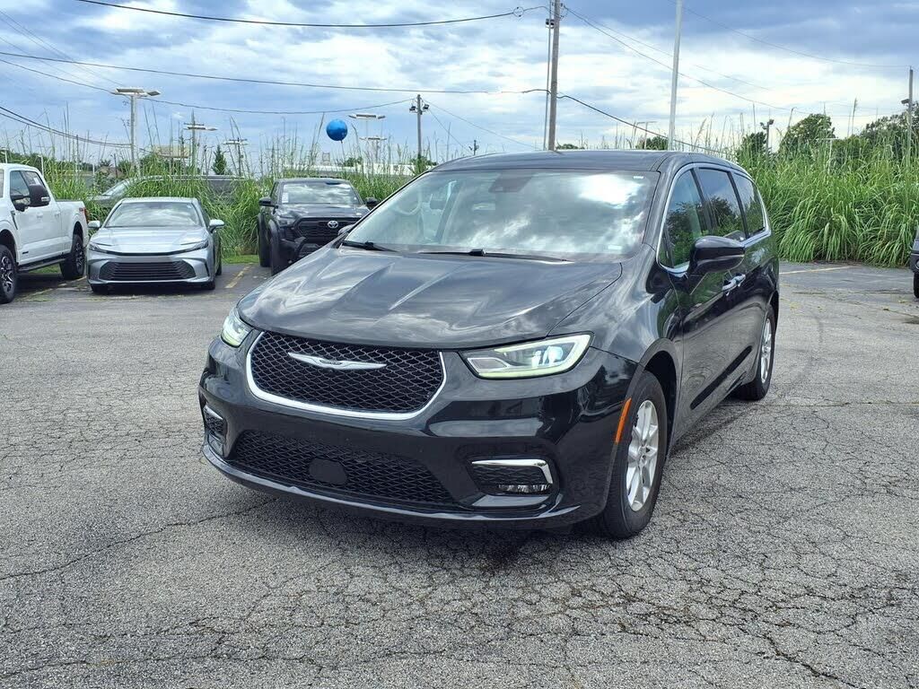 2024 Chrysler Pacifica Touring L — photo 1 of 2