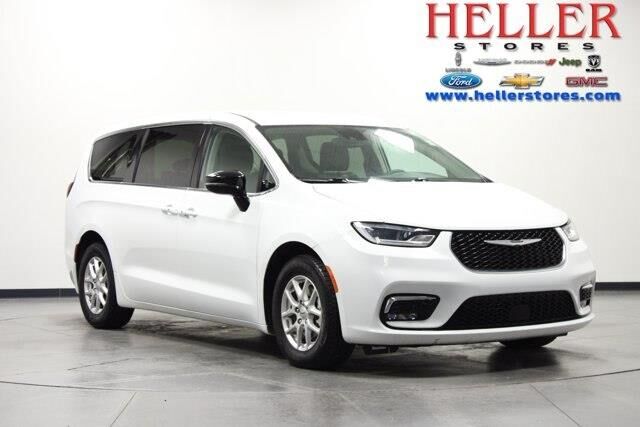 2024 Chrysler Pacifica Touring L — photo 1 of 13