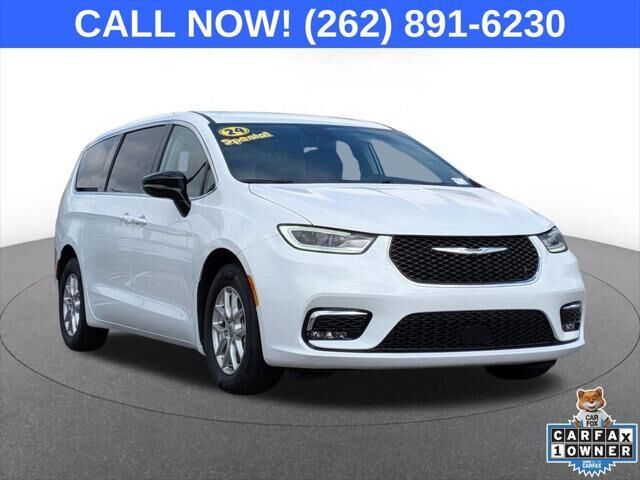 2024 Chrysler Pacifica Touring L — photo 1 of 13