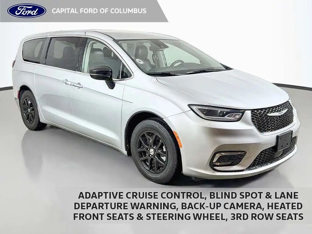 2024 Chrysler Pacifica Touring L — photo 1 of 11