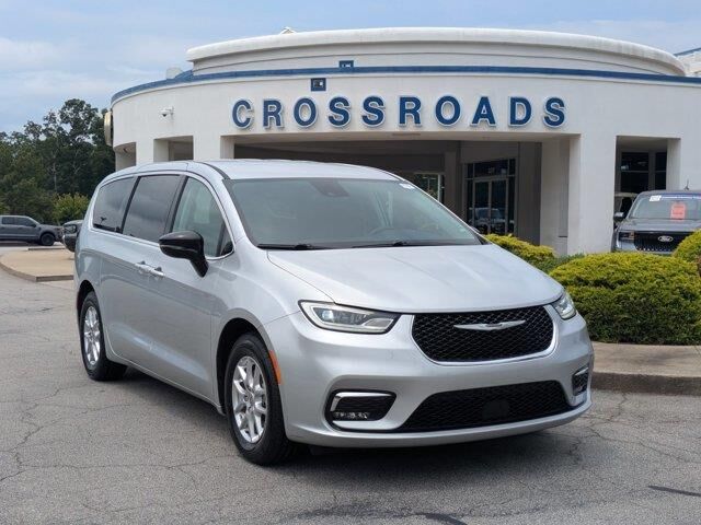 2024 Chrysler Pacifica Touring L — photo 1 of 27