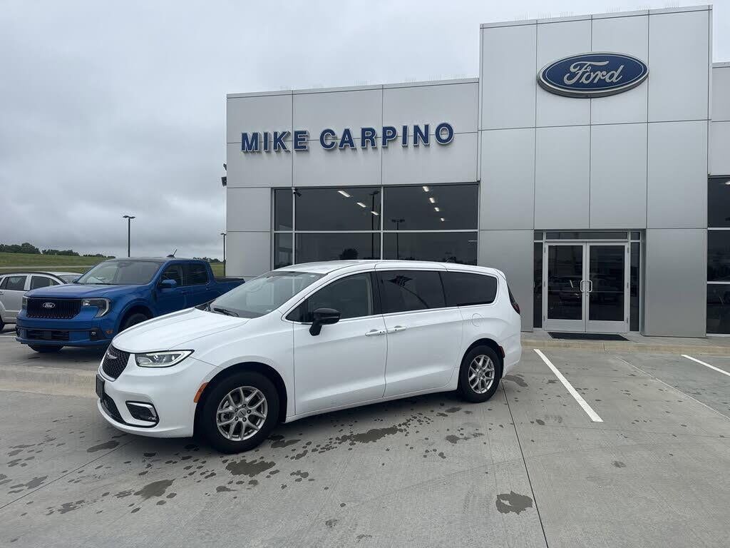 2024 Chrysler Pacifica Touring L — photo 1 of 1