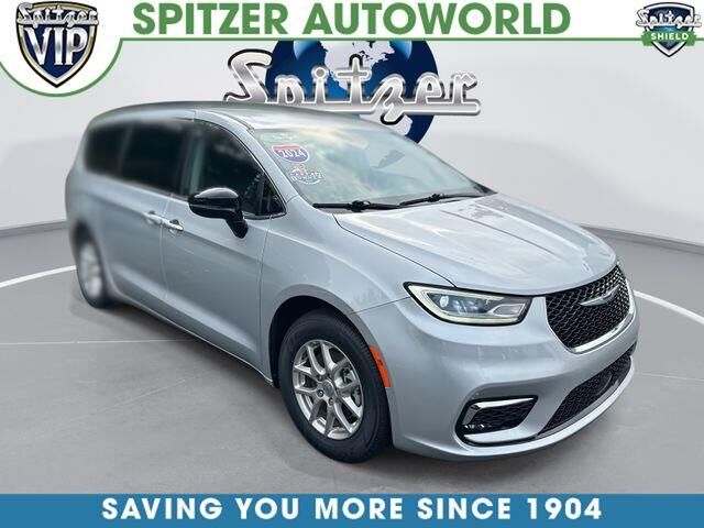 2024 Chrysler Pacifica Touring L — photo 1 of 14