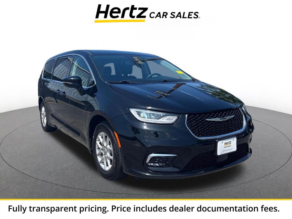 2024 Chrysler Pacifica Touring L — photo 1 of 13