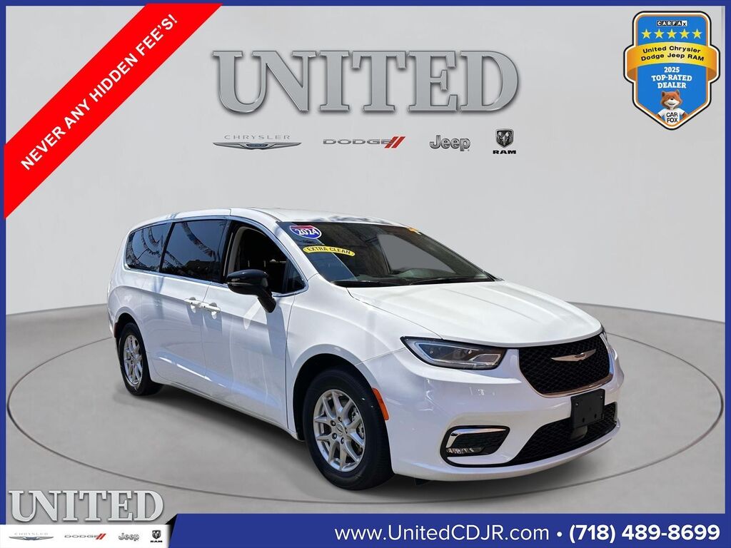2024 Chrysler Pacifica Touring L — photo 1 of 25