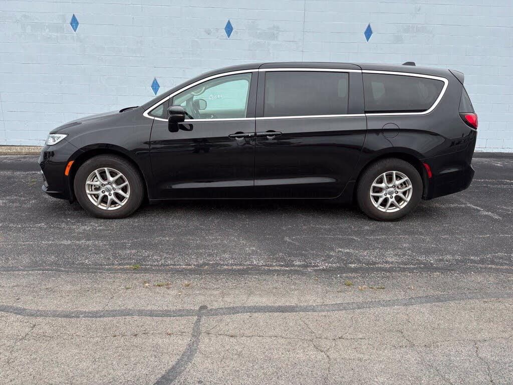 2024 Chrysler Pacifica Touring L — photo 1 of 1