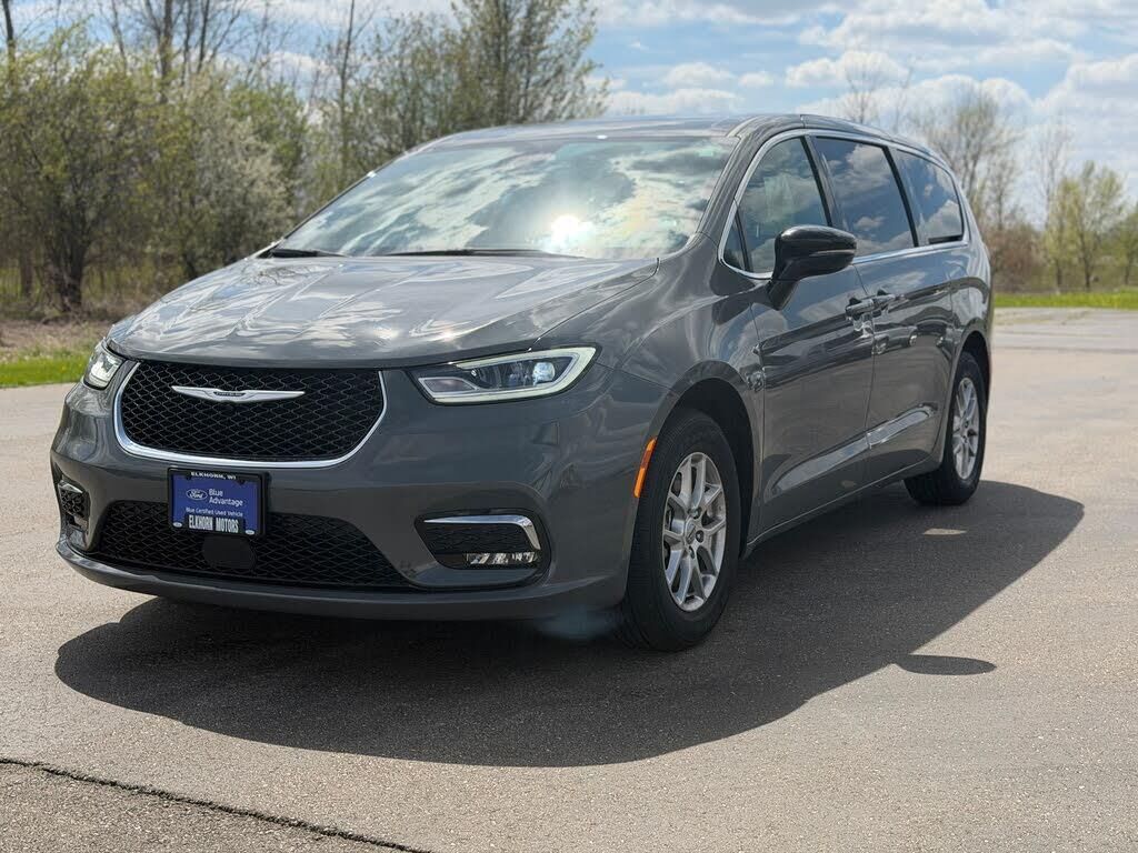 2025 Chrysler Pacifica Select — photo 1 of 1
