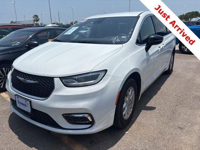 2025 Chrysler Pacifica Select — photo 1 of 26