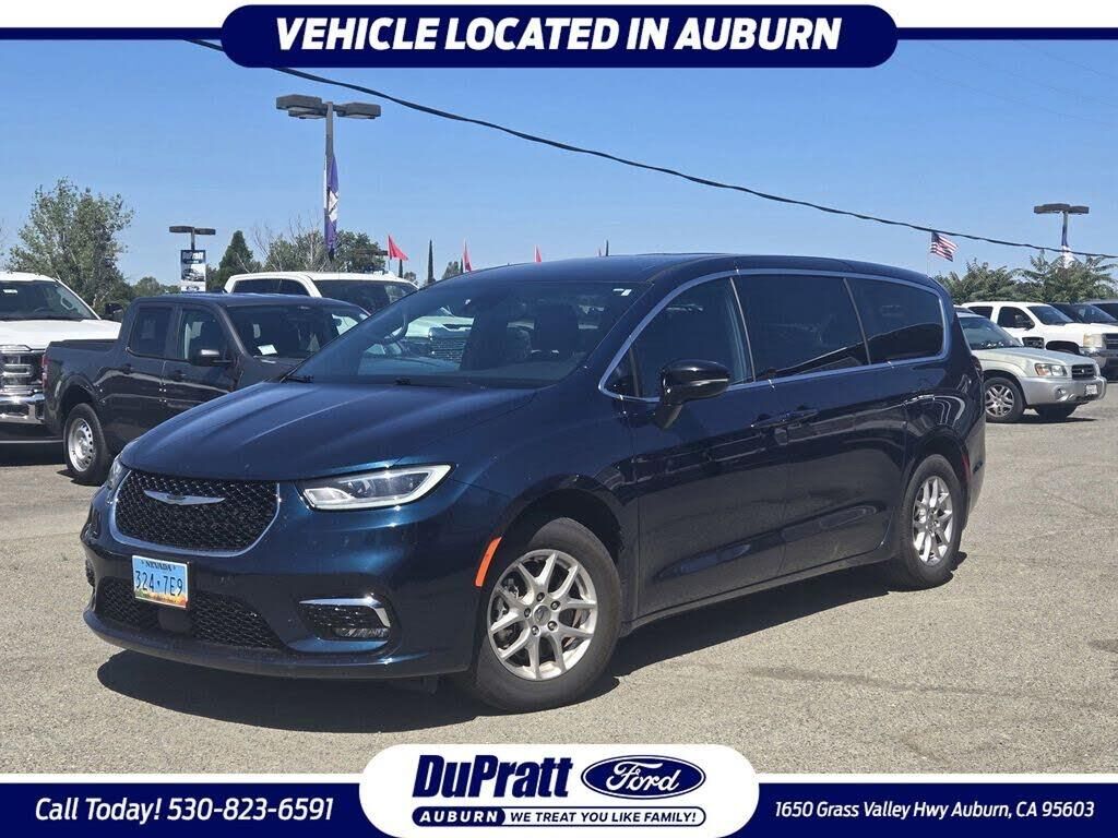 2025 Chrysler Pacifica Select — photo 1 of 1